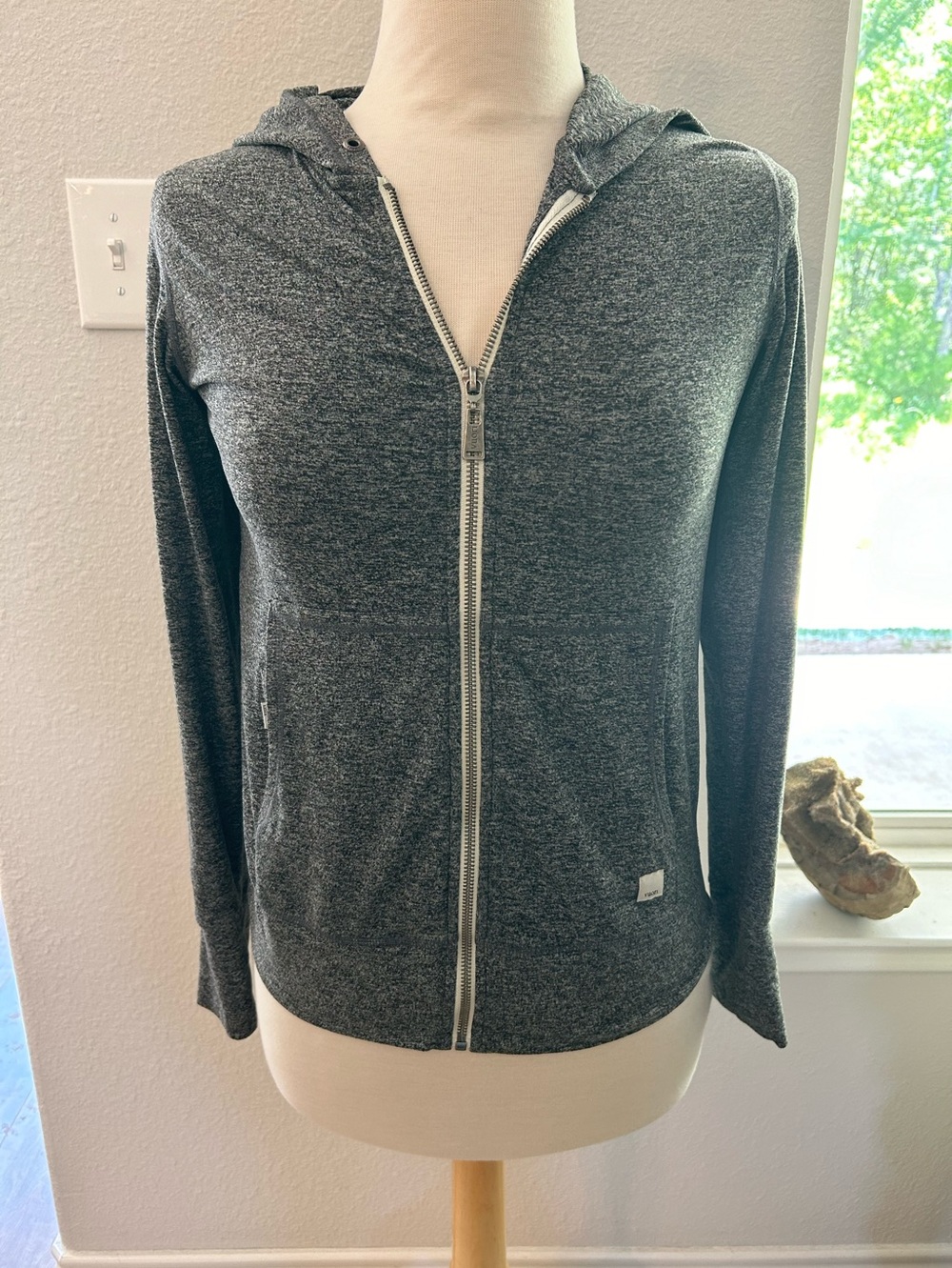 Vuori Heathered Gray/black Zip-Up Hooded Sweatshirt xs